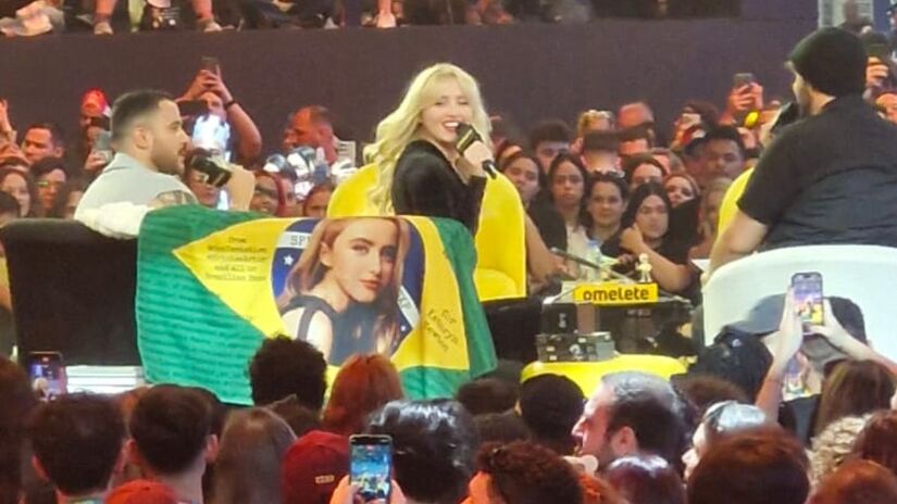 Convidados como Kathryn Newton roubaram a cena no evento e aproveitaram a agitação dos brasileiros (Nathalia Oliva/Reprodução)