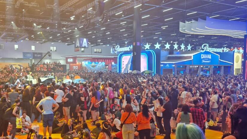 O Palco Omelete By BB continua lotado por conta da agitação feita pelos convidados internacionais (Gabriel Fernandes/DL)