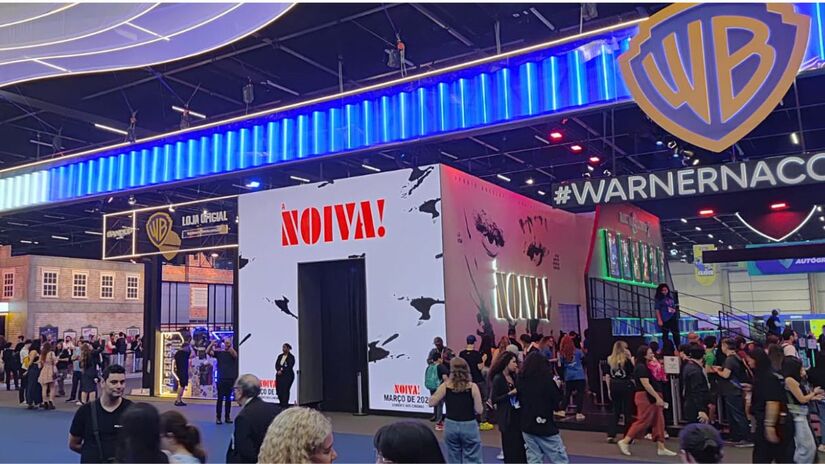 O stand da Warner ainda contou com um espaço para o longa 'A Noiva!' (Gabriel Fernandes/DL)