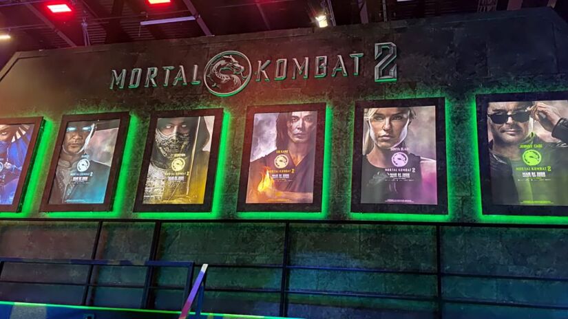 O stand da Warner ainda apresentou pôsteres individuais de 'Mortal Kombat 2' (Gabriel Fernandes/DL)