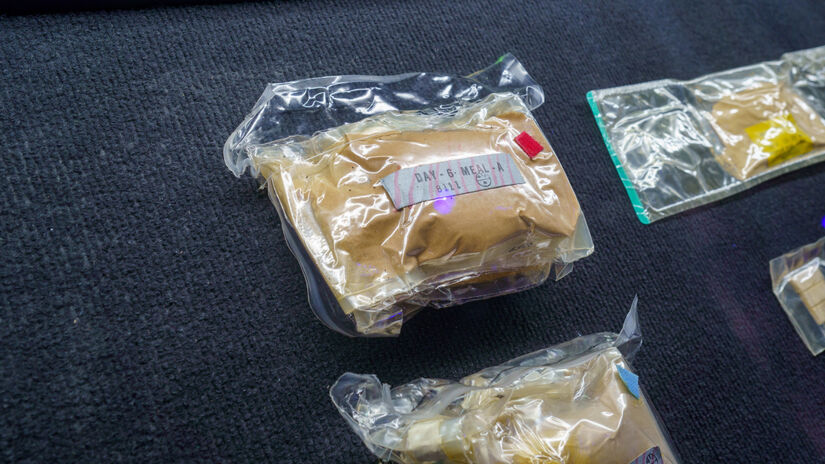 Foram utilizadas embalagens chamadas wetpacks, que mantinham a umidade e a textura dos alimentos em microgravidade / Divulgação/Space Adventure