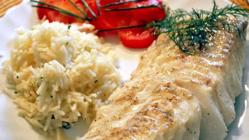 Para uma refei&ccedil;&atilde;o equilibrada, o arroz de ervas finas &eacute; o par perfeito para a abr&oacute;tea grelhada na manteiga / Pixabay
