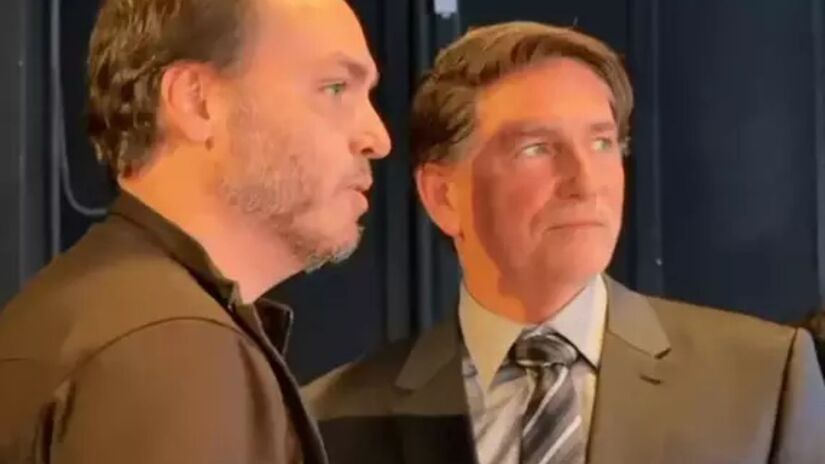 Carlos Bolsonaro e Jim Caviezel nos bastidores da produção (Reprodução)