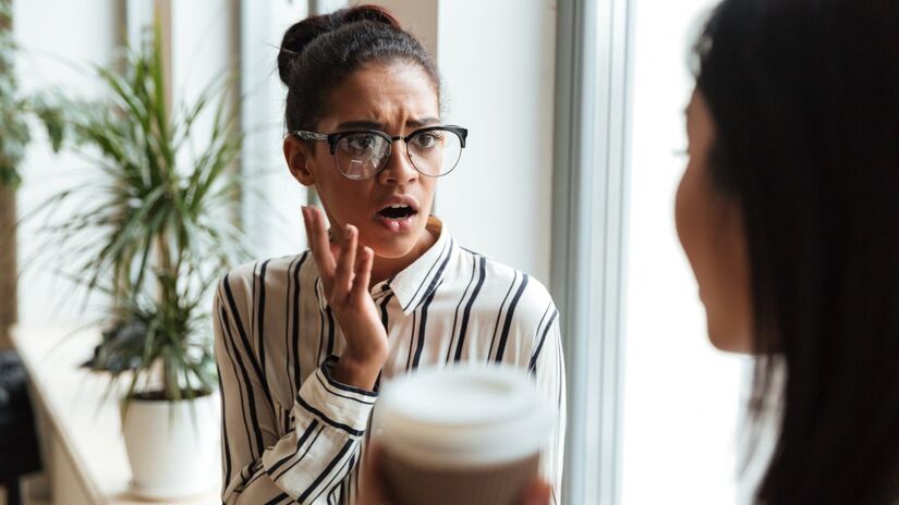 Estudo revela sinais sutis de arrog&acirc;ncia que passam despercebidos no dia a dia e mostram como a necessidade de parecer superior pode virar um escudo emocional