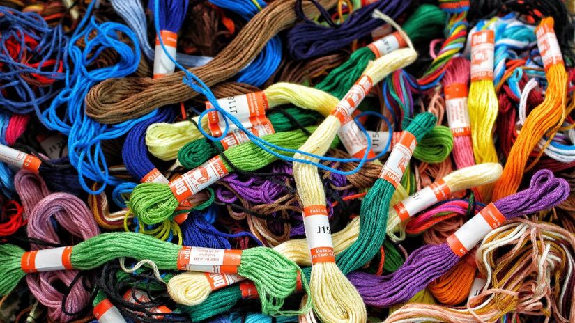 Por aceitar bem tingimentos, o algodão é base para uma ampla variedade de cores e estilos / Pixabay