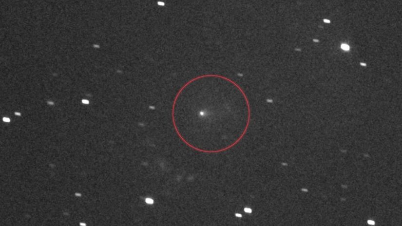 O cometa interestelar 3I/ATLAS, destacado no centro, foi registrado pela câmera pancromática L'LORRI da sonda Lucy em 16 de setembro de 2025, revelando sua coma difusa e a cauda de gás enquanto se aproximava de Marte, a 386 milhões de quilômetros da espaçonave / NASA/Goddard/SwRI/JHU-APL