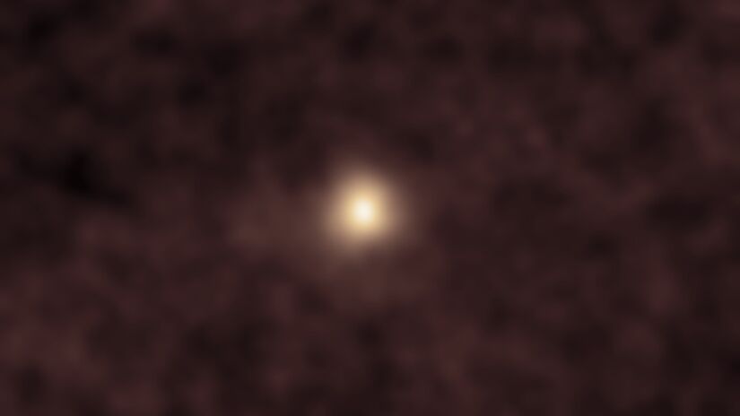 Imagem tênue do cometa interestelar 3I/ATLAS registrada pela missão SOHO entre 15 e 26 de outubro de 2025, visível como um leve brilho no centro / Observatório Lowell/Qicheng Zhang