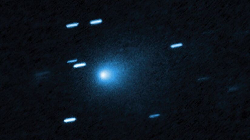 Imagem do cometa interestelar 3I/ATLAS registrada pelo Hubble em 21 de julho de 2025, mostrando um casulo de poeira em forma de lágrima ao redor do núcleo gelado, a 446 milhões de quilômetros da Terra / NASA/ESA/UCLA/STScI