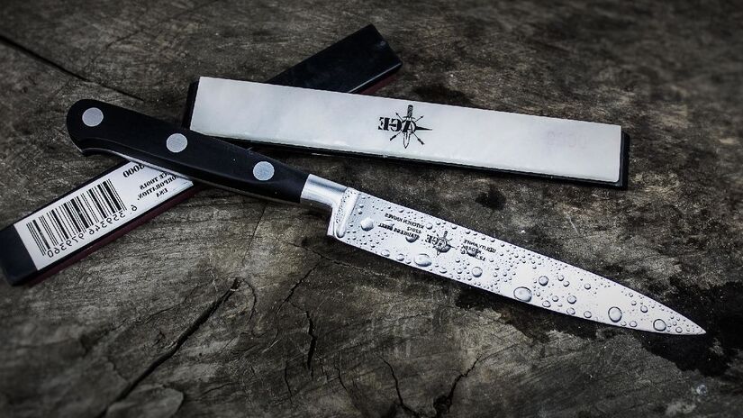 Com paciência e técnica, uma faca comum pode ganhar um corte tão afiado quanto o de uma navalha/Pixabay