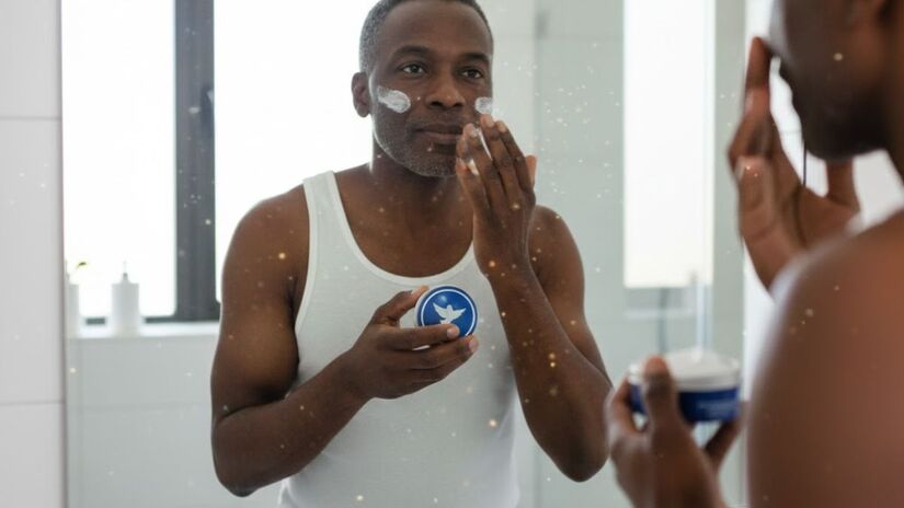 Se você tem mais de 50 anos, a pele do rosto pede texturas mais leves e ativos que estimulem o colágeno. Deixe a Nivea azul para o corpo e aposte em fórmulas tecnológicas para manter a firmeza da face/Gemini