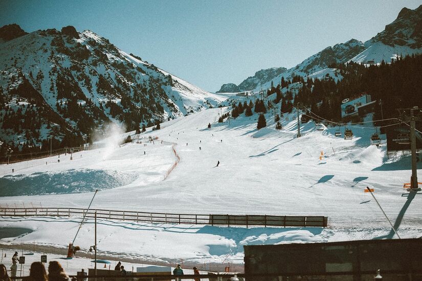 Sem influ&ecirc;ncia mar&iacute;tima, o clima continental provoca oscila&ccedil;&otilde;es bruscas entre o frio intenso do inverno e o calor do ver&atilde;o (Pexels)