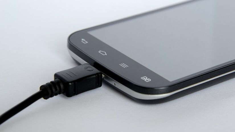 Carregadores antigos tendem a gastar mais energia ociosa do que modelos modernos / Pixabay