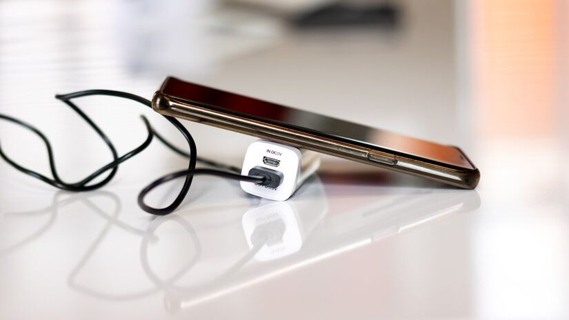 Desligar carregadores ajuda a evitar superaquecimentos e possíveis danos elétricos / Pixabay