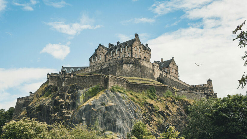 No topo de um penhasco, o Castelo de Edimburgo domina a vista / Unsplash/Jörg Angeli
