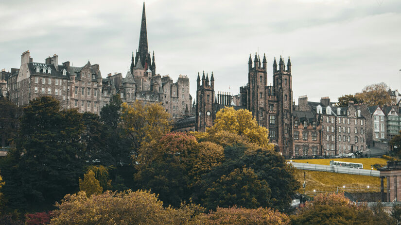 Edimburgo construiu um ambiente onde rotina profissional e qualidade de vida convivem lado a lado / Unsplash/Vishnu Prasad