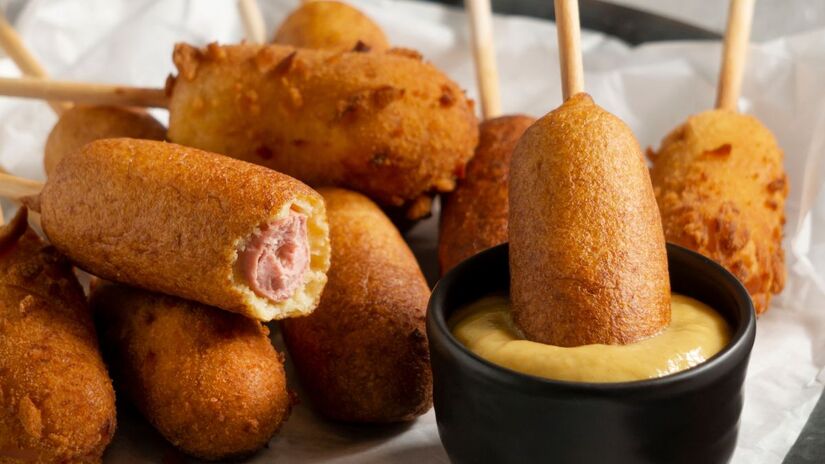 A massa cozida antes de modelar garante um enroladinho mais macio por dentro e uniforme na fritura/Freepik