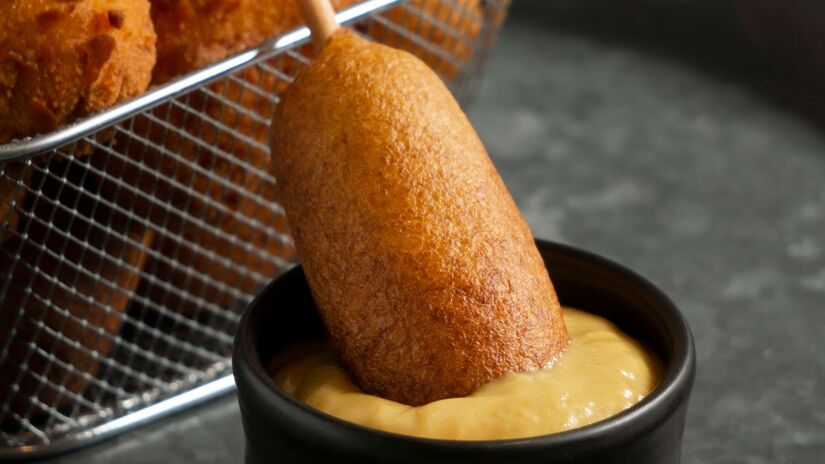 Para um empanado crocante, passe o enroladinho primeiro no ovo batido e depois na farinha de rosca bem seca/Freepik