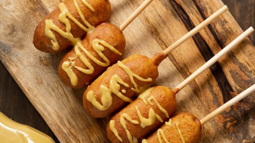 Fritar em fogo médio evita que a casquinha queime por fora antes da massa cozinhar por dentro/Freepik