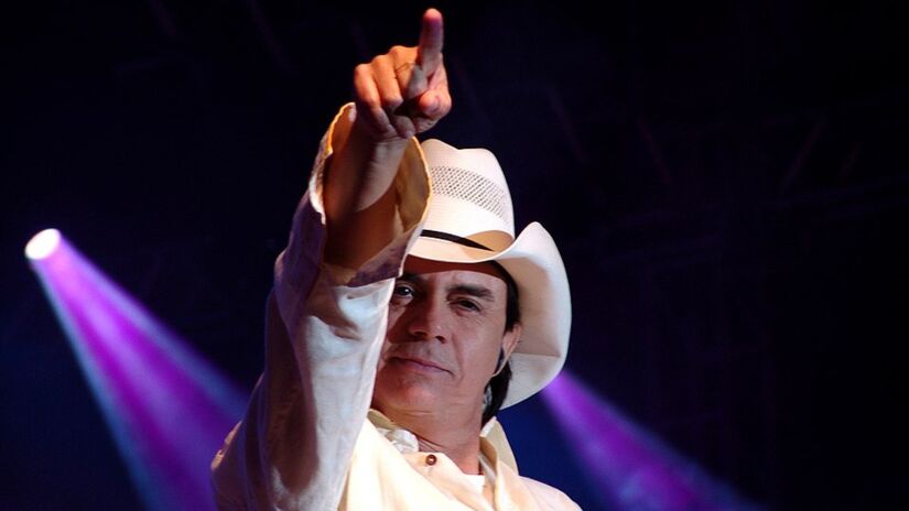 Jos&eacute; de Lima Sobrinho adotou o nome art&iacute;stico Chit&atilde;ozinho. Curiosamente, assim como a ave que o inspira &eacute; ligeiramente maior que a do irm&atilde;o, o cantor tamb&eacute;m &eacute; o mais alto da dupla / S&eacute;rgio (Savaman) Savarese/Wikimedia Commons