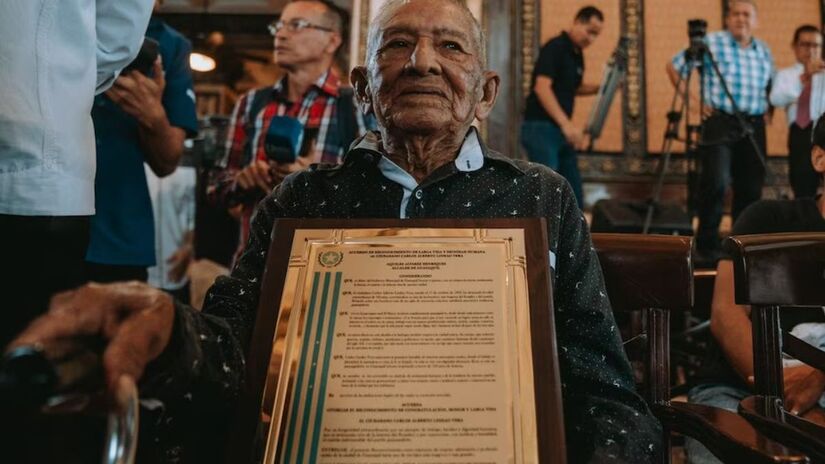 Carlos Lindao Vera vive em Puerto El Morro, no Equador, e afirma ter 123 anos, segundo a data de nascimento registrada em sua cédula de identidade/Municipio de Guayaquil