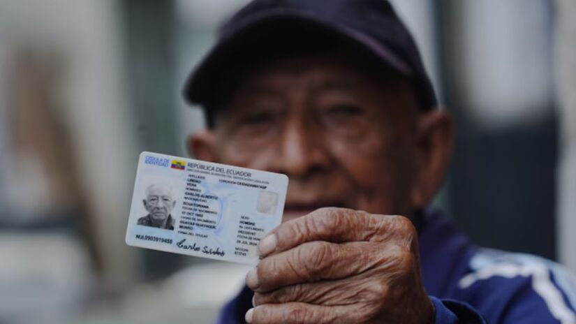 Mesmo com a idade atribuída a ele, Carlos Lindao segue ativo, trabalha no manglar e ainda produz carvão de forma artesanal/API/Teleamazonas