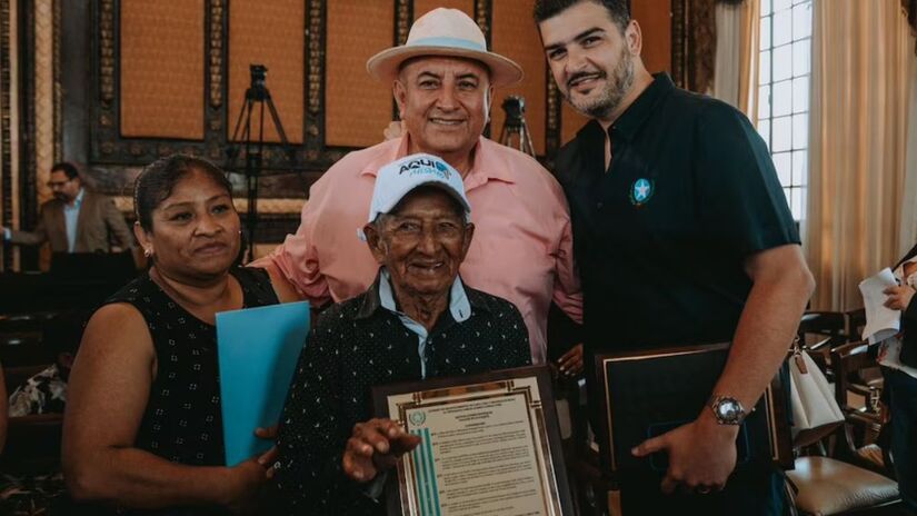 O equatoriano foi homenageado pelo Município de Guayaquil como símbolo de longevidade, dignidade humana e identidade local/Municipio de Guayaquil