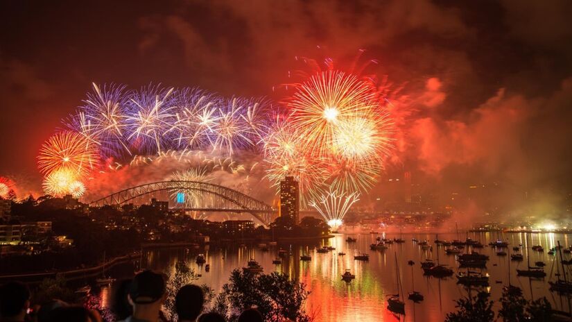 Segundo a tradi&ccedil;&atilde;o, a queima de fogos acontece pois acredita-se que ela espanta os maus esp&iacute;ritos / Pixabay