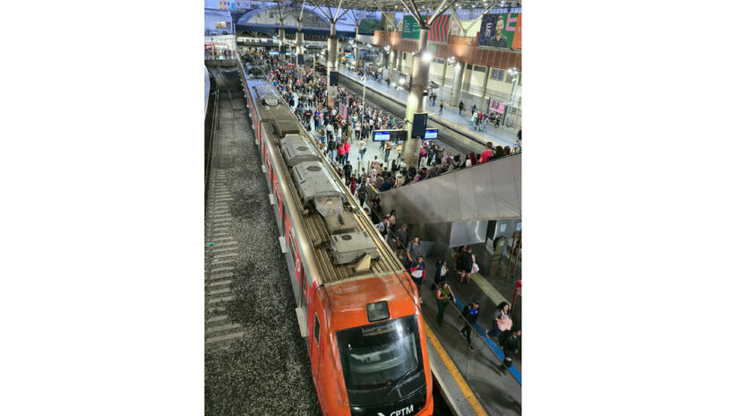 Estações de metrô estão superlotadas, e muitos usuários relatam dificuldade até para entrar nas plataformas / Léo Silva/@leozim_fotografias