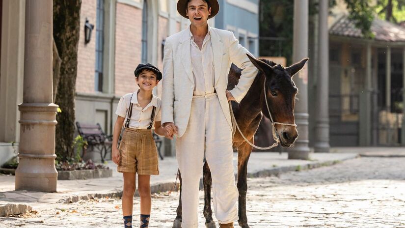Candinho (Sérgio Guizé), Samir (Davi Maliza) e burro Policarpo em 'Êta Mundo Melhor' / Globo/Fábio Rocha