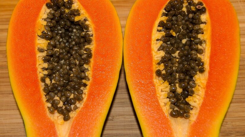 O mamão abre a lista por conter papaína, uma enzima que auxilia na digestão das proteínas e favorece o funcionamento intestinal. Segundo a nutricionista, em entrevista ao Metrópoles, "uma fatia de mamão pela manhã pode ser transformadora para quem lida com constipação crônica". A fruta é uma opção simples para começar o dia e estimular o intestino de forma natural / Pixabay