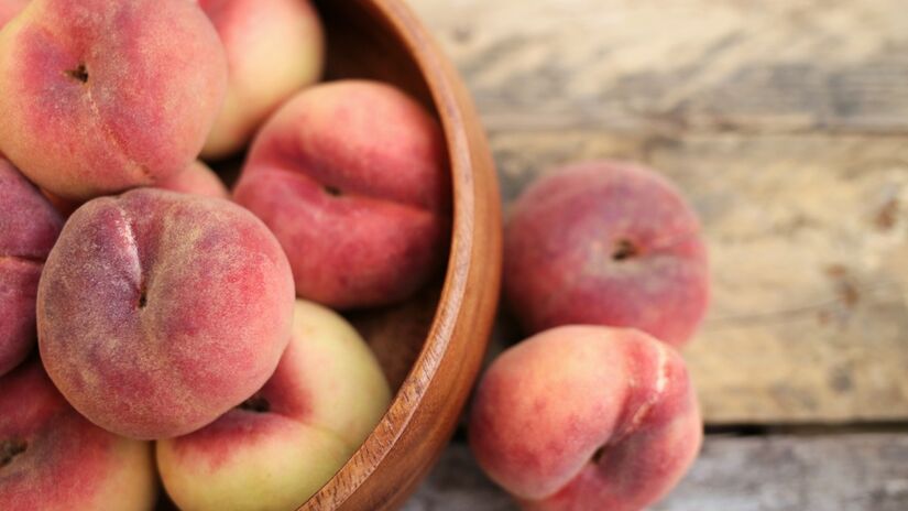 O pêssego se destaca pela boa quantidade de fibras solúveis e pelo alto teor de água. Segundo Donadelli, a fruta ajuda a hidratar o organismo e melhora o trânsito intestinal. Além disso, o consumo regular contribui para fezes menos ressecadas e melhora da pele / Pixabay