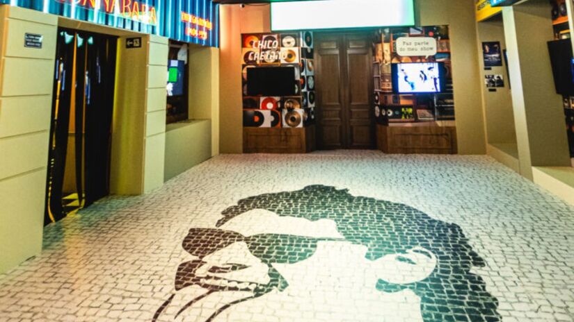 Sua estreia nos palcos aconteceu ainda jovem, influenciado pelo rock, pela poesia marginal e pela contracultura/Reprodu&ccedil;&atilde;o