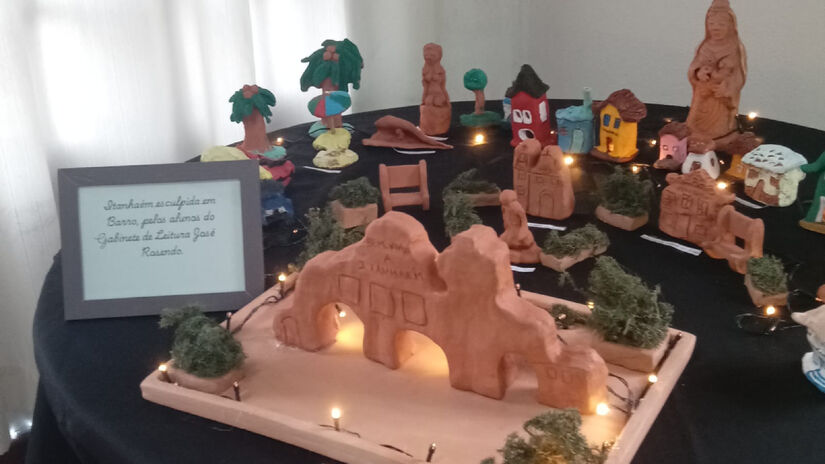 Diversas peças de argila sobre o Natal podem ser vistas até 6 de janeiro, no Gabinete de Leitura, em Itanhaém / Nayara Martins/DL