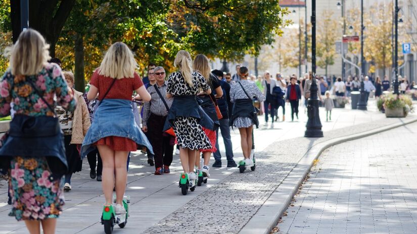 Patinetes el&eacute;tricos oferecem uma alternativa r&aacute;pida e sustent&aacute;vel para pequenos deslocamentos urbanos / Pixabay