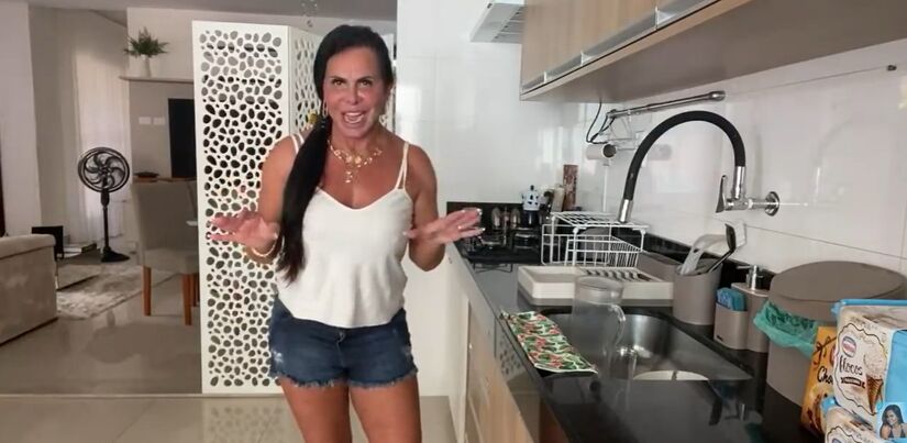 Gretchen toda feliz antes de come&ccedil;ar a mostrar como fazer a sua sobremesa / Youtube Gretchen & Voc&ecirc;