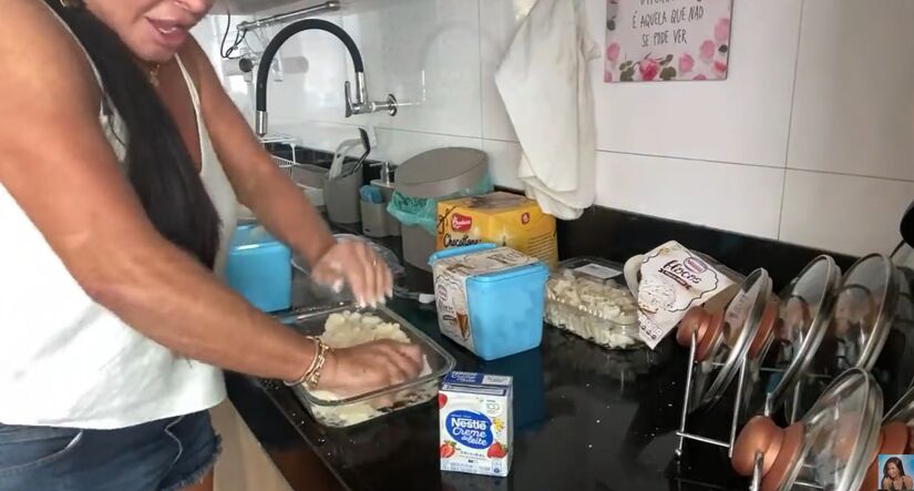 Os ingredientes s&atilde;o simples e tudo come&ccedil;a ao triturar o polvilho / Youtube Gretchen & Voc&ecirc;