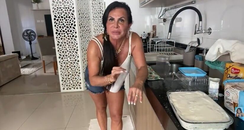 E, por fim, jogar o chocolate granulado por cima e levar ao congelador / Youtube Gretchen & Voc&ecirc;