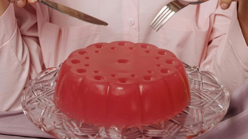 A gelatina caseira feita com caldo de ossos é uma fonte pura e barata de colágeno/Pexels