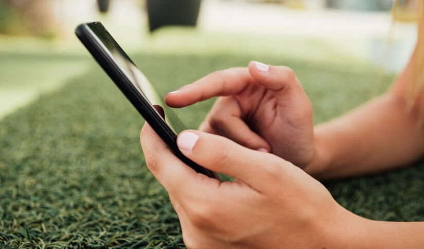 Seu celular está descarregando rápido? Talvez a resposta esteja escondida nas configurações de bateria/Pexels