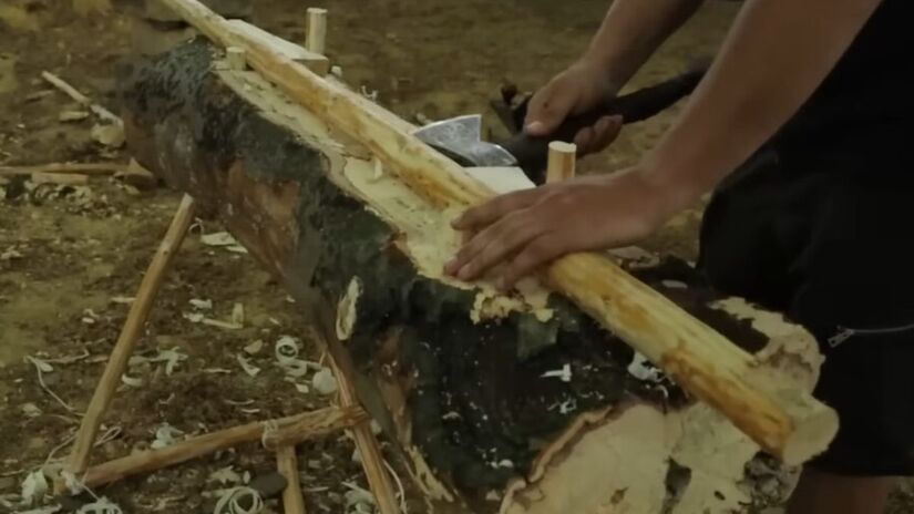 Misha começou o projeto com uma escavação manual exaustiva, moldando as paredes com uma inclinação estratégica para suportar a pressão do solo sem colapsar/Reprodução