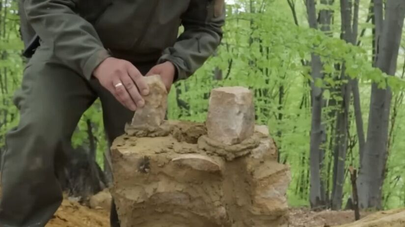 A aplicação de lama e argila nas paredes não serve apenas para acabamento; funciona como um regulador térmico que mantém o abrigo fresco no verão e quente no inverno/Reprodução