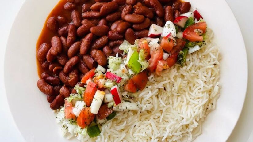 Segundo a FAO, o prato mais saudável do mundo é o feijão com arroz, por conta de sua combinação rica em vários nutrientes (I Own My Food Art/Pexels)