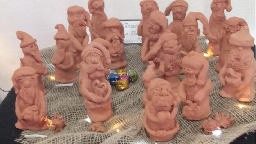 A mostra possui diversos trabalhos de peças de argila feitas por crianças / Nayara Martins/DL