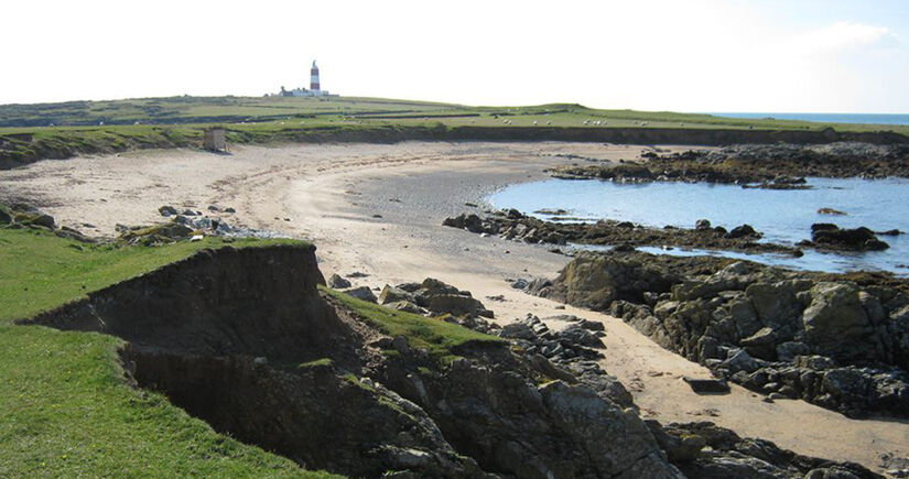 Trata-se da Ilha de Bardsey, também chamada de Ynys Enlli, no País de Gales / Robert Powell/Wikimedia Commons