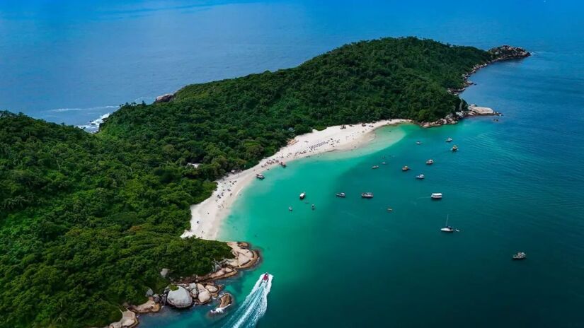 Câmeras de alta tecnologia agora controlam quem entra no 'Caribe Catarinense'/Divulgação/PMF