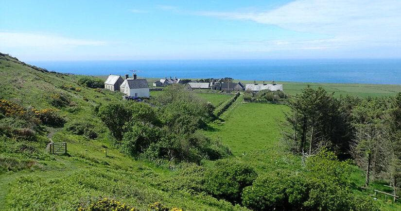 A ilha tem 2,4 quilômetros de extensão e 800 metros de largura / Eirian Evans/Wikimedia Commons
