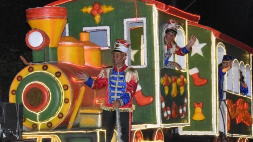 Além de emocionar as famílias, a Parada de Natal impulsiona a economia local ao priorizar a contratação de artistas da própria região/Divulgação