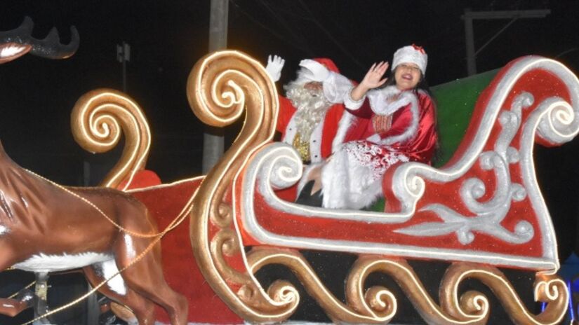 Personagens de histórias clássicas, ajudantes do Papai Noel e figuras do Polo Norte interagiram com o público durante o cortejo/Divulgação