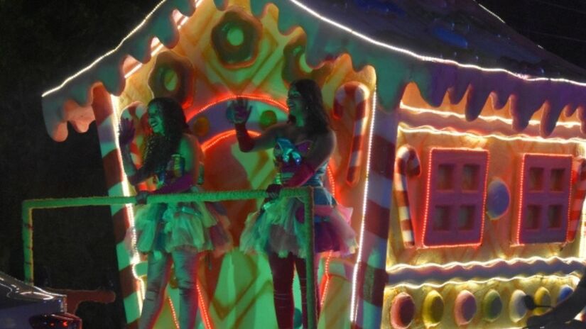 A Parada de Natal Christmas Experience reuniu 12 veículos temáticos e cerca de 40 personagens em um desfile que percorreu os principais bairros da cidade no último domingo (21)/Divulação