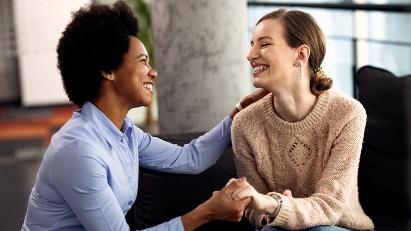 Relações profundas e conversas empáticas refletem maturidade emocional e habilidades cognitivas elevadas/ Drazen Zigic/Freepik